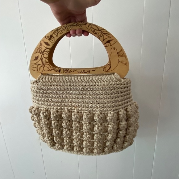 𝅺VINTAGE style knit purse, wood handles with bird and flower motif - Picture 2 of 10